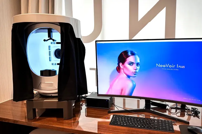 院内に設置されたNeoVoir I Plusの肌分析機とモニター